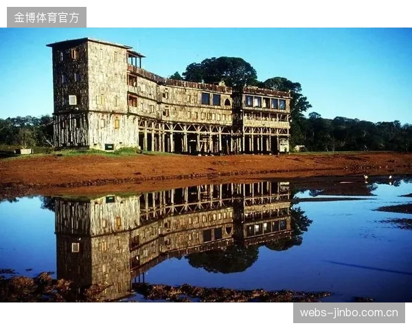 从干燥高原到湿热海滨，英格兰队的饮食与补水策略需高度定制化。